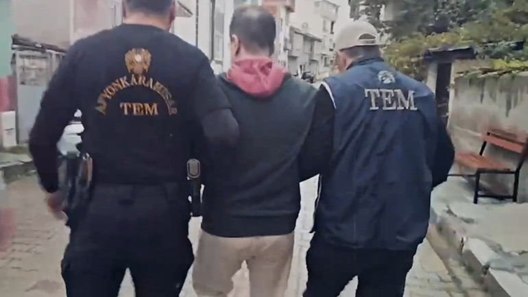 Afyonkarahisarda ByLock kullanıcısı FETÖ firarisi gizli bölmede yakalandı