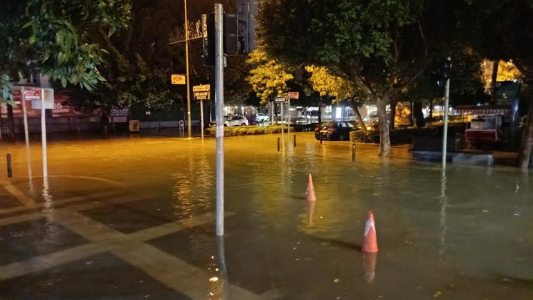 Sağanak yağış vurdu: Çok kuvvetli ve şiddetli yağış geliyor | Uyarılar peş peşe geldi: İstanbul dahil 48 ilde yağış ve fırtına alarmı