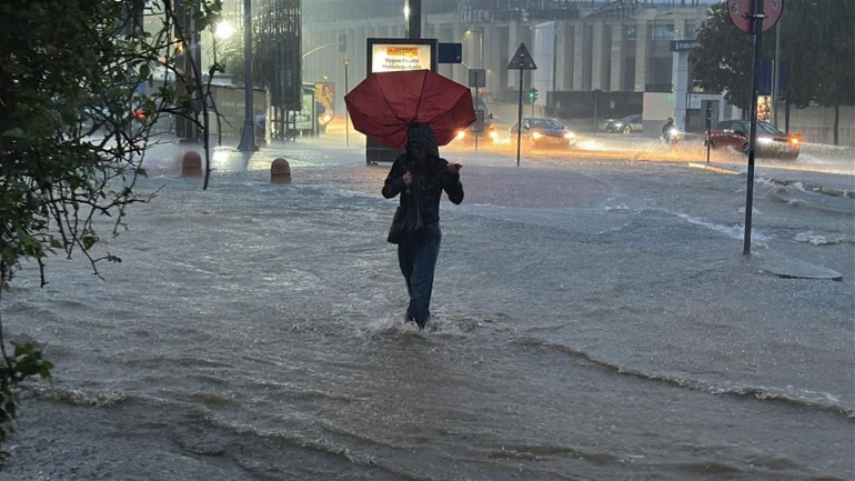 Sağanak yağış vurdu: Çok kuvvetli ve şiddetli yağış geliyor | Uyarılar peş peşe geldi: İstanbul dahil 48 ilde yağış ve fırtına alarmı
