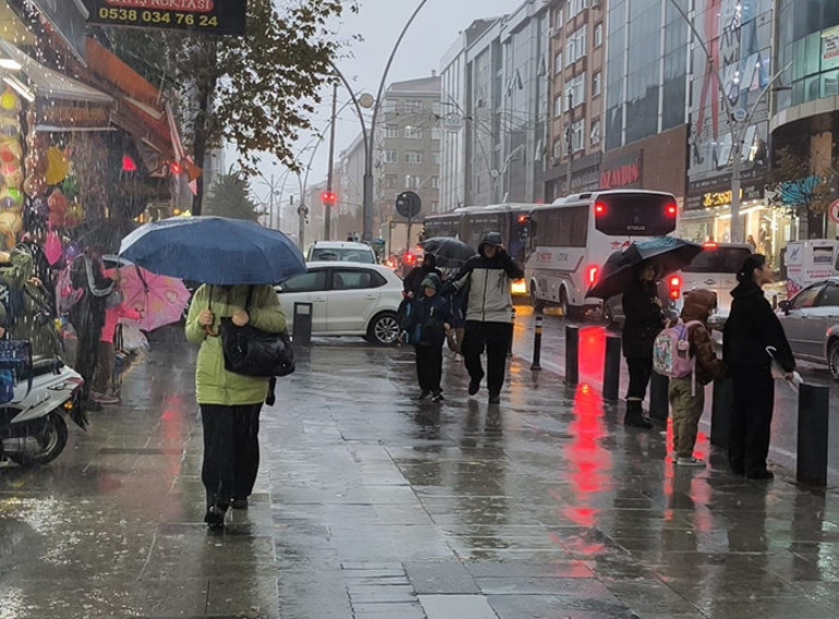 Sağanak yağış vurdu: Çok kuvvetli ve şiddetli yağış geliyor | Uyarılar peş peşe geldi: İstanbul dahil 48 ilde yağış ve fırtına alarmı