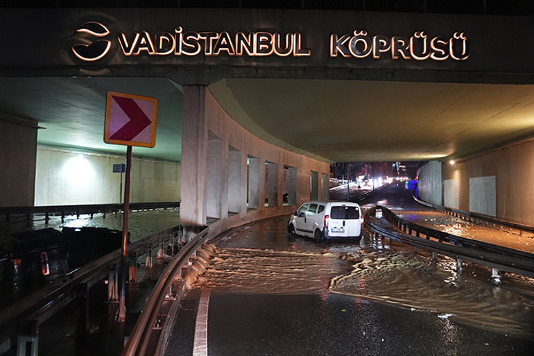 Sağanak yağış vurdu: Çok kuvvetli ve şiddetli yağış geliyor | Uyarılar peş peşe geldi: İstanbul dahil 48 ilde yağış ve fırtına alarmı