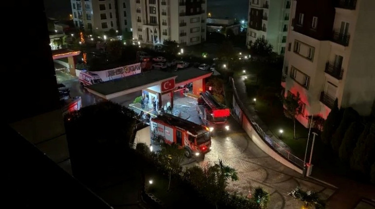 Gece yarısı otoparkta yangın paniği: Site sakinleri sokağa döküldü