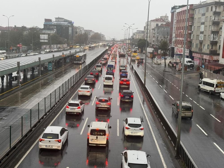 İstanbulu sel vurdu: Hasar gün ağarınca ortaya çıktı İstanbulda eğitime yarın da ara verildi