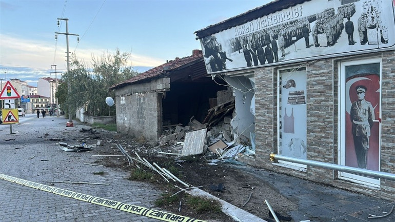 Burdurda iki aracın çarpıştığı kazada motor yerinden fırladı: Ortalık savaş alanına döndü