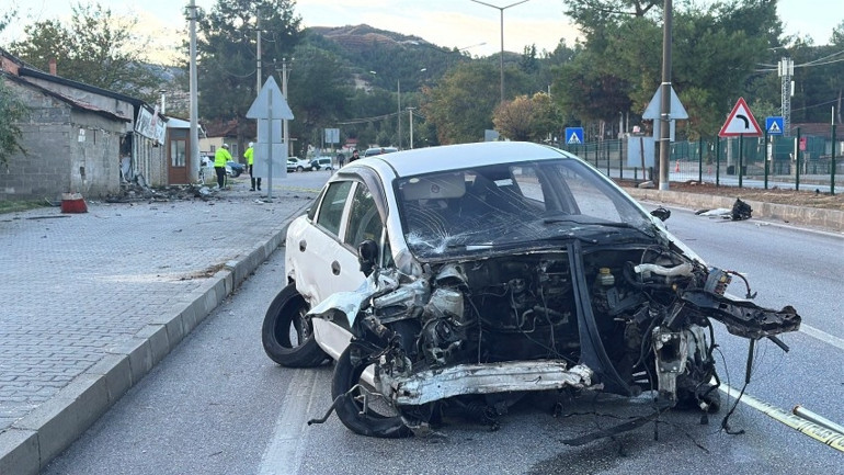 Burdurda iki aracın çarpıştığı kazada motor yerinden fırladı: Ortalık savaş alanına döndü