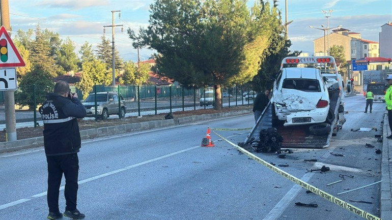 Burdurda iki aracın çarpıştığı kazada motor yerinden fırladı: Ortalık savaş alanına döndü