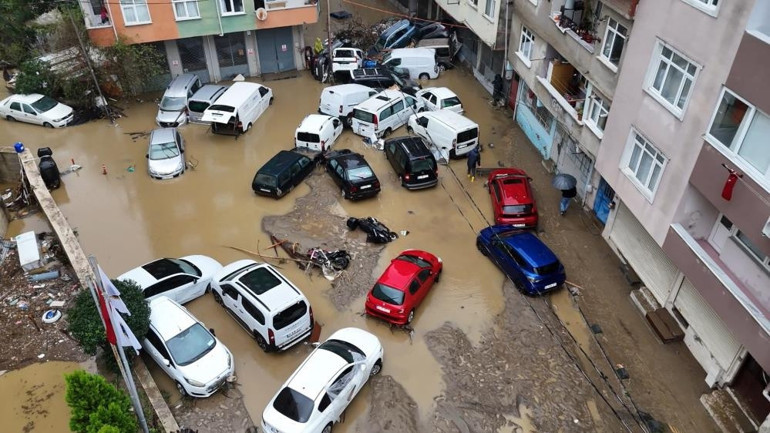 İstanbulu sel vurdu: Hasar gün ağarınca ortaya çıktı İstanbulda eğitime yarın da ara verildi