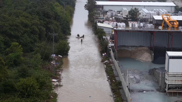 İstanbulu sel vurdu: Hasar gün ağarınca ortaya çıktı İstanbulda eğitime yarın da ara verildi