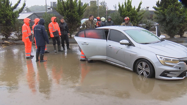 İstanbulu sel vurdu: Hasar gün ağarınca ortaya çıktı İstanbulda eğitime yarın da ara verildi