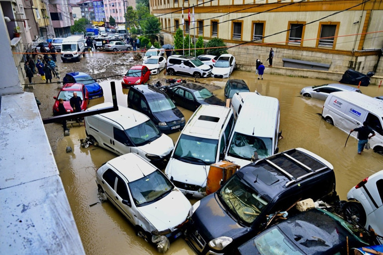 İstanbulu sel vurdu: Hasar gün ağarınca ortaya çıktı İstanbulda eğitime yarın da ara verildi