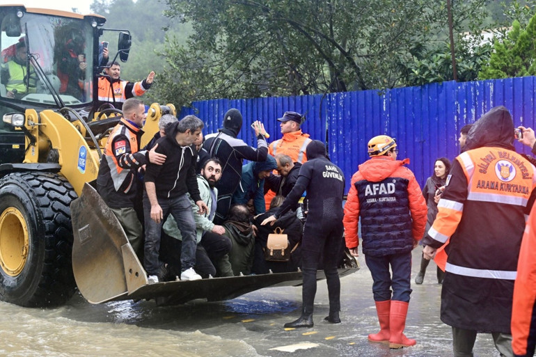 İstanbulu sel vurdu: Hasar gün ağarınca ortaya çıktı İstanbulda eğitime yarın da ara verildi