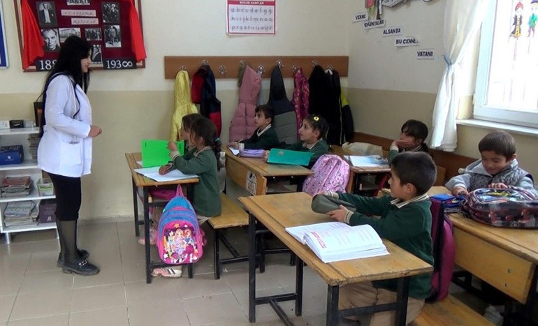 Erzurumlu ikiz öğretmenler aynı okulda buluştu: Kardeşim geldikten sonra şehre gitmek istemiyorum