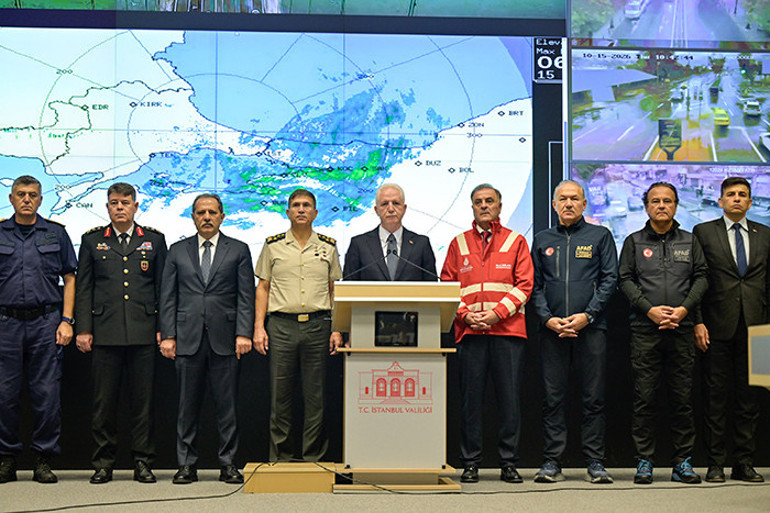 İstanbulu sel vurdu: Hasar gün ağarınca ortaya çıktı İstanbulda eğitime yarın da ara verildi