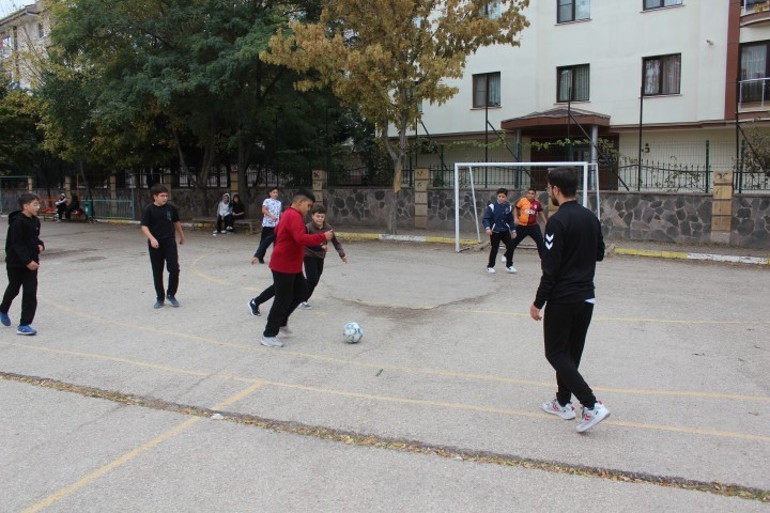 Görme engelli Abdülkadir, 11 yıl önce mezun olduğu ortaokula beden eğitimi öğretmeni oldu