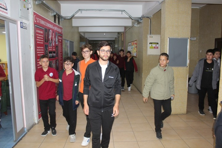 Görme engelli Abdülkadir, 11 yıl önce mezun olduğu ortaokula beden eğitimi öğretmeni oldu