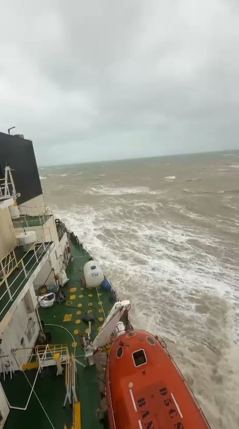 Sarıyerde tanker karaya oturdu Ekipler sevk edildi