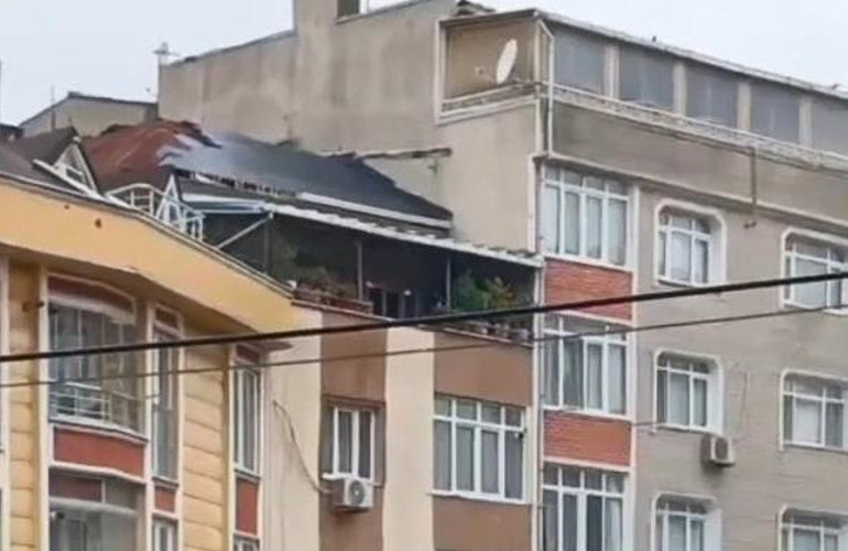 Sağanak sonrası çatıya çıkmıştı: Dengesini kaybedip düşen adam can verdi