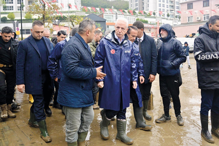 İstanbul’da metrekareye 272 kg yağış düştü Son 84 yılın en şiddetlisi... Megakenti su bastı: 3 ölü 5 kayıp