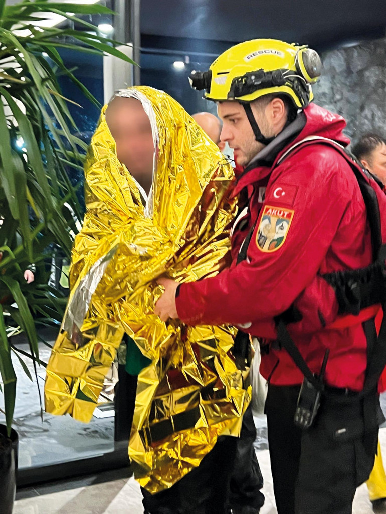 İstanbul’da metrekareye 272 kg yağış düştü Son 84 yılın en şiddetlisi... Megakenti su bastı: 3 ölü 5 kayıp