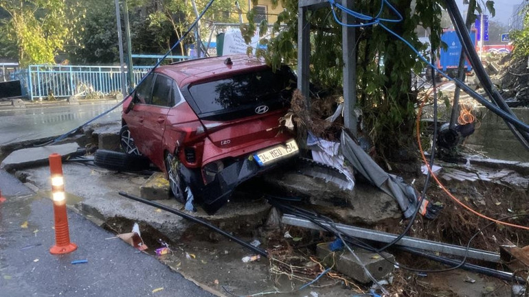Yurt genelini sağanak vurdu: Yağışlar kuvvetlenerek geri geliyor İstanbul için uyarılar peş peşe geldi | 6 vatandaşımız kayıp