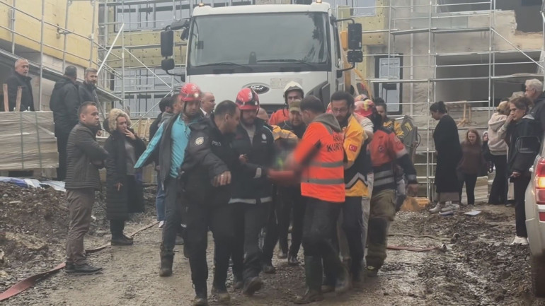 İstanbuldaki sel felaketi Su tahliyesi yaparken kuyuya düşen işçi hayatını kaybetti