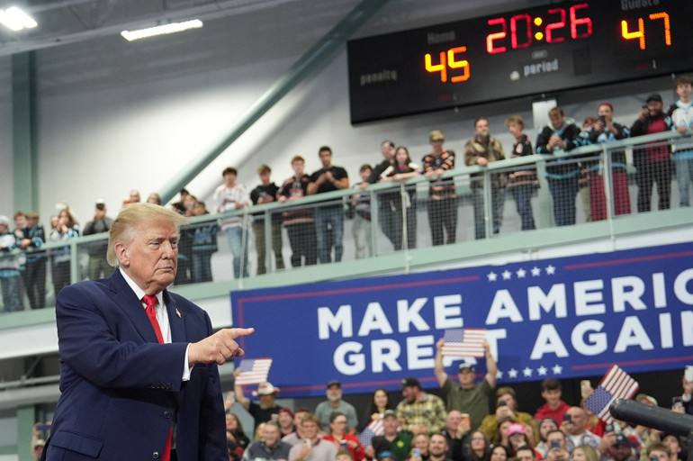 Donald Trumpın korumaları alarma geçti: ABD Başkanı konuşurken tansiyon yükseldi