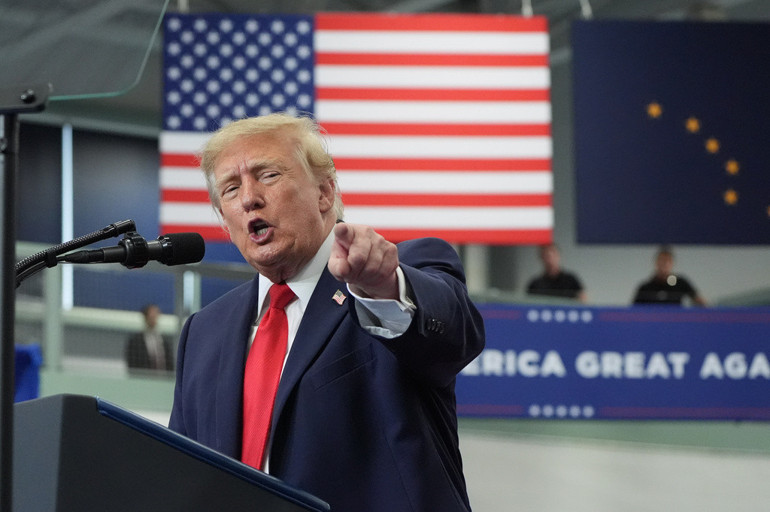 Donald Trumpın korumaları alarma geçti: ABD Başkanı konuşurken tansiyon yükseldi