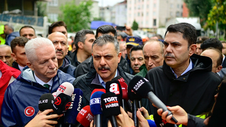 Bakan Kurum ve Bakan Çiftçi Ayazağada incelemelerde bulundu Kayıp 4 vatandaş aranıyor 60 bin personel sahada