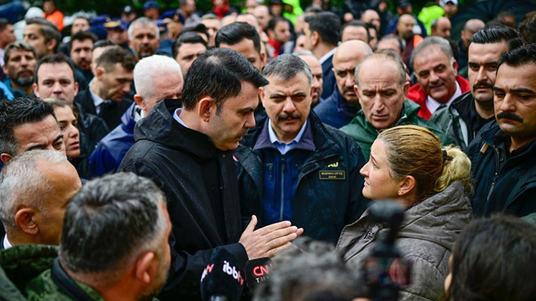 Bakan Kurum ve Bakan Çiftçi Ayazağada incelemelerde bulundu Kayıp 4 vatandaş aranıyor 60 bin personel sahada