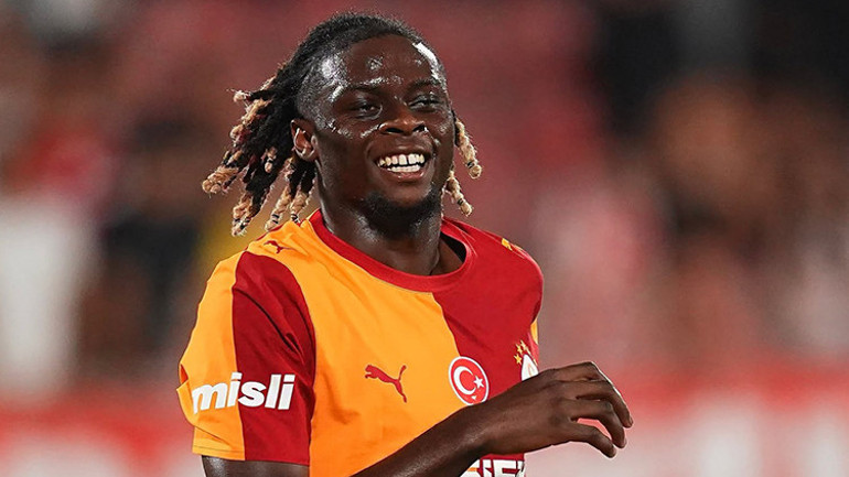 Galatasarayın yıldızı köprüleri attı Ayrılmak istiyor