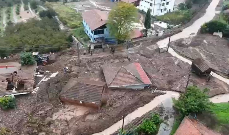 Şiddetli yağışlar sonrası kabus dolu anlar 2si çocuk 8 kişi halatlarla kurtarıldı; kentte evler toprak altında kaldı