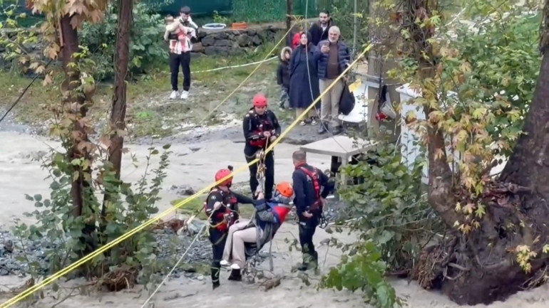 Şiddetli yağışlar sonrası kabus dolu anlar 2si çocuk 8 kişi halatlarla kurtarıldı; kentte evler toprak altında kaldı
