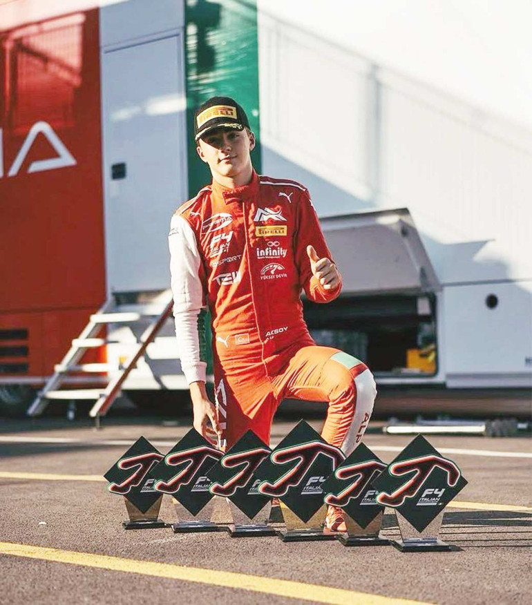 Ferrari’nin ilk Türk pilotu… Sürücü akademisine seçildi