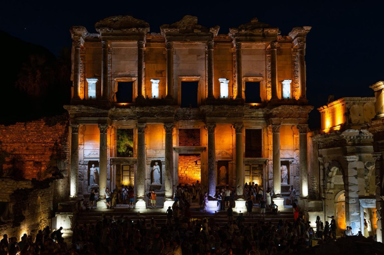Rekoru Bakan Ersoy duyurdu: Gece müzeciliğinde ziyaretçi sayısı 1,3 milyonu aştı... Efes zirvede, Galata Kulesi ikinci, Hierapolis üçüncü sırada