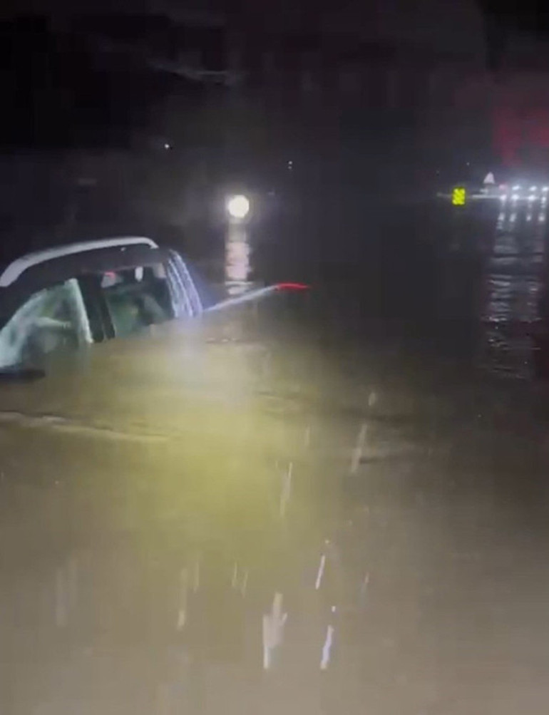 Tehlike geçmedi: Sağanak yağış geri geliyor Sel felaketinin ardından uyarılar peş peşe geldi | Meteoroloji saat verdi: İstanbul dahil 45 ilde alarm