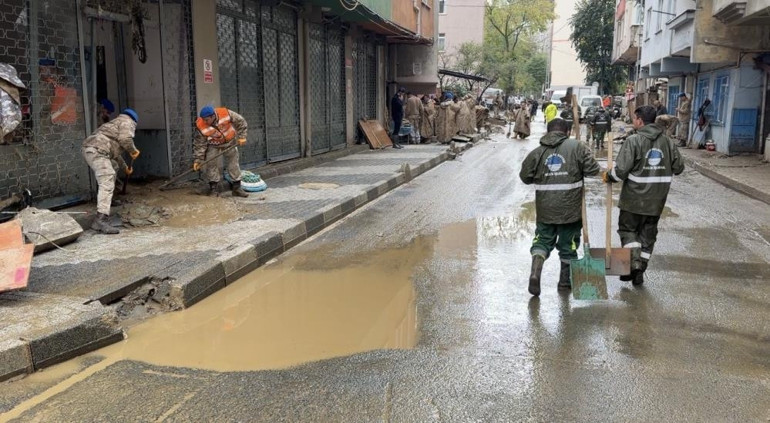 Tehlike geçmedi: Sağanak yağış geri geliyor Sel felaketinin ardından uyarılar peş peşe geldi | Meteoroloji saat verdi: İstanbul dahil 45 ilde alarm