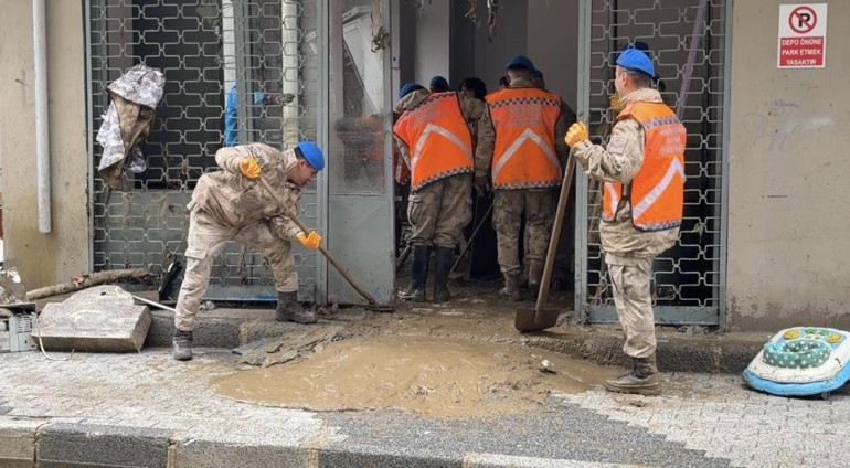 Tehlike geçmedi: Sağanak yağış geri geliyor Sel felaketinin ardından uyarılar peş peşe geldi | Meteoroloji saat verdi: İstanbul dahil 45 ilde alarm