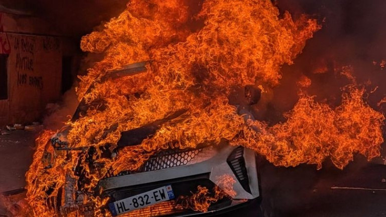 Eylemciler polise saldırıyor… Fransa’da sokaklar alev alev