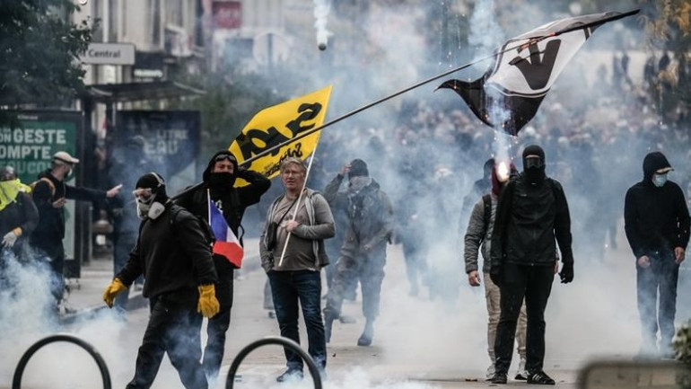 Eylemciler polise saldırıyor… Fransa’da sokaklar alev alev