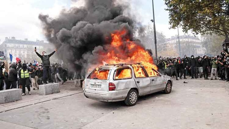 Fransa’da sokaklar savaş alanı: Sarı Yelekliler de gösterilere katıldı