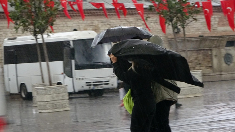 18 ilde sarı ve turuncu alarm Fırtına uyarısı: 100 kilometre hıza ulaşacak