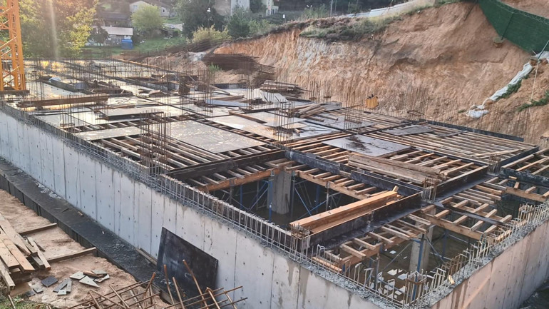 İstanbul’da sağanak yağış toprağı yumuşattı İnşaat alanındaki heyelan binayı tehdit etti