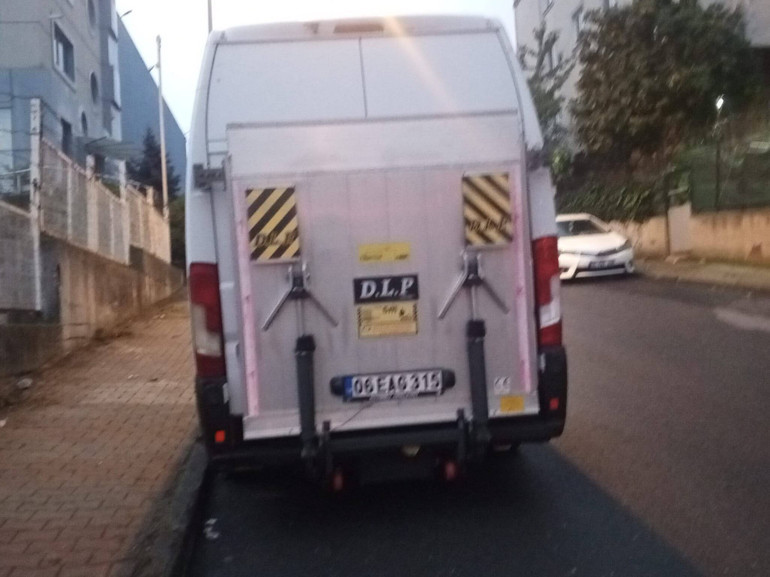 İstanbul’da eski sevgili kabusu Minibüsü dağıttı, ortalığı birbirine kattı