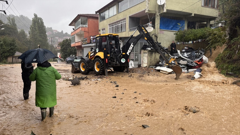 Yollar göle döndü, iş yerlerini su bastı