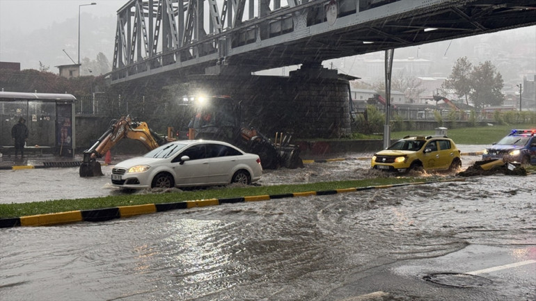 Yollar göle döndü, iş yerlerini su bastı