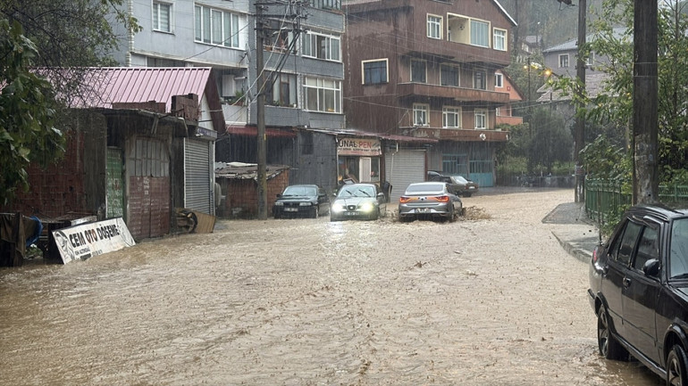 Bir kenti daha sağanak vurdu: Yollar göle döndü, iş yerlerini su bastı
