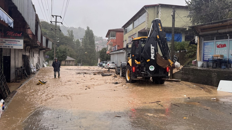 Bir kenti daha sağanak vurdu: Yollar göle döndü, iş yerlerini su bastı