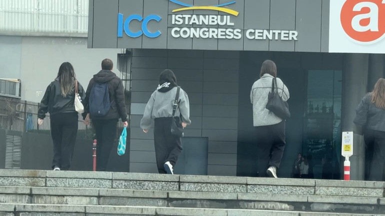 İstanbuldaki konserde 3 kişi fenalaştı, 1 kişi hayatını kaybetti Ekipler bu ihtimali değerlendiriyor