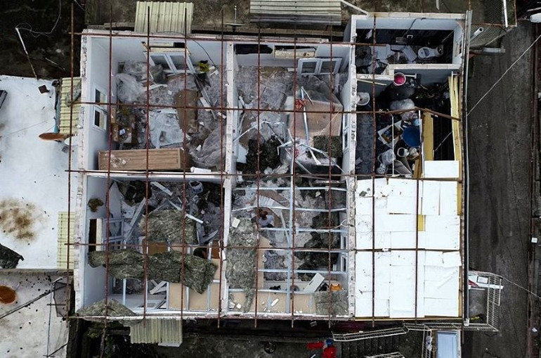 Adanada fırtına çatıyı uçurdu Evin sahibi o anları anlattı: Deprem oldu sandık
