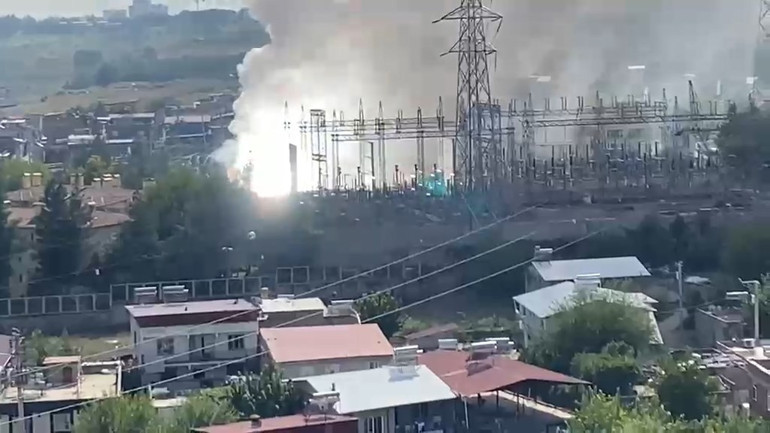 Diyarbakırda trafo merkezinde yangın ve patlamalar kamerada